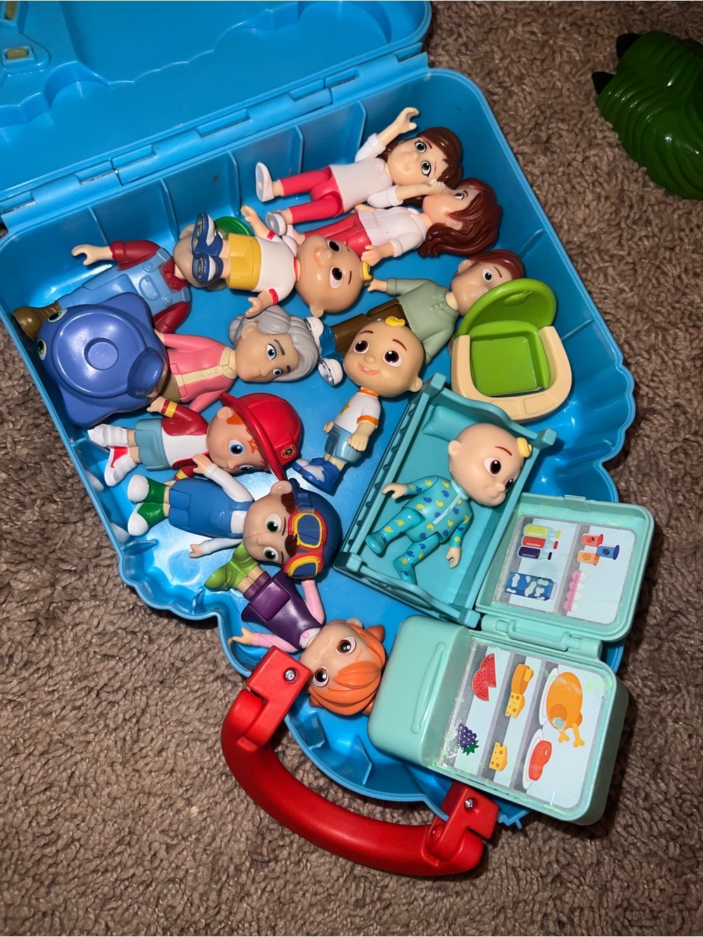 Cocomelon carrying case with figures